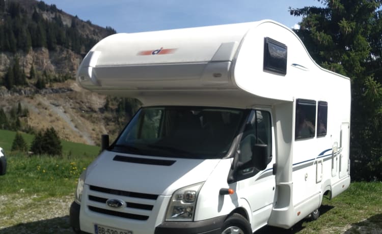 Overcab motorhome