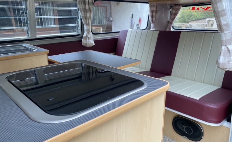 Hugo – Retro VW T2 Bay Window Classic - Hugo