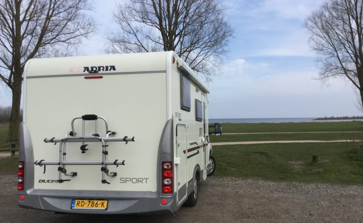 ADRIA met 2 ENKELE BEDDEN en GROTE GARAGE (660 cm)