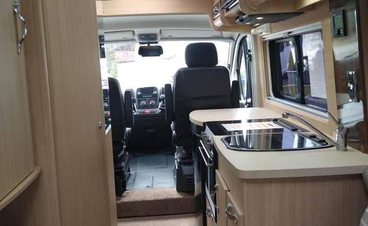 Roxie – Schitterende 2 persoons Peugeot Warwick Duo camper met alle luxe