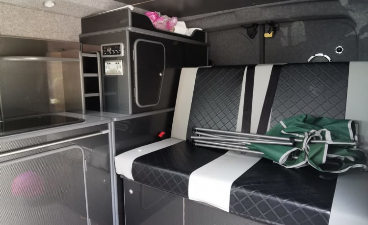 BIG BAD – Opel vivaro campervan, professionele ombouw.