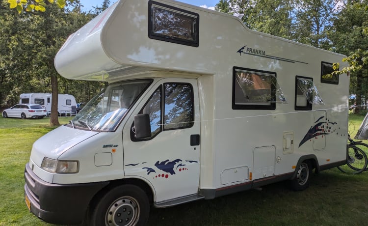 Carel – Ruime 4 persoons (gezins) camper met alkoof