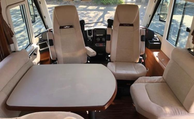 Lusso! Camper integrale Carthago Tourer per 5 persone