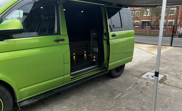 Auffälliger VW T5.1 Wohnmobil mit 4 Schlafplätzen