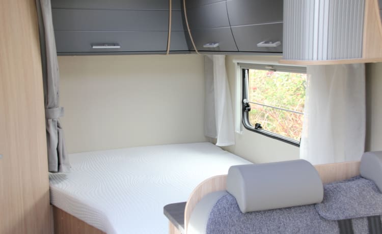 1/2/25 – Compacte en luxe 2-persoons camper met vast bed achterin!