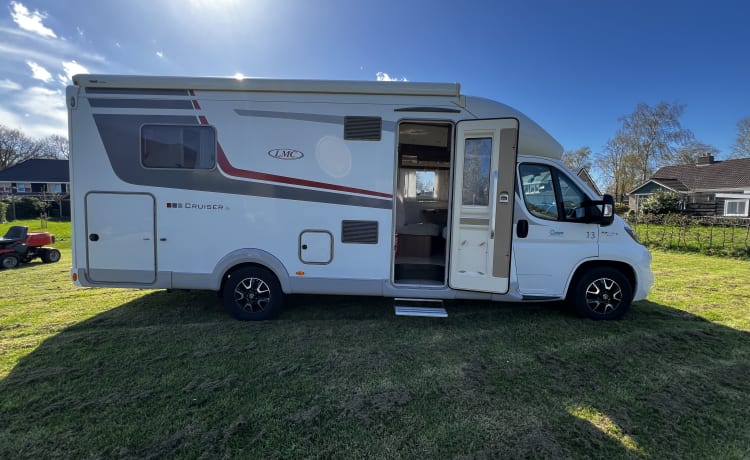 13 LMC T742 – LMC T742 semi-integrated camper 2020