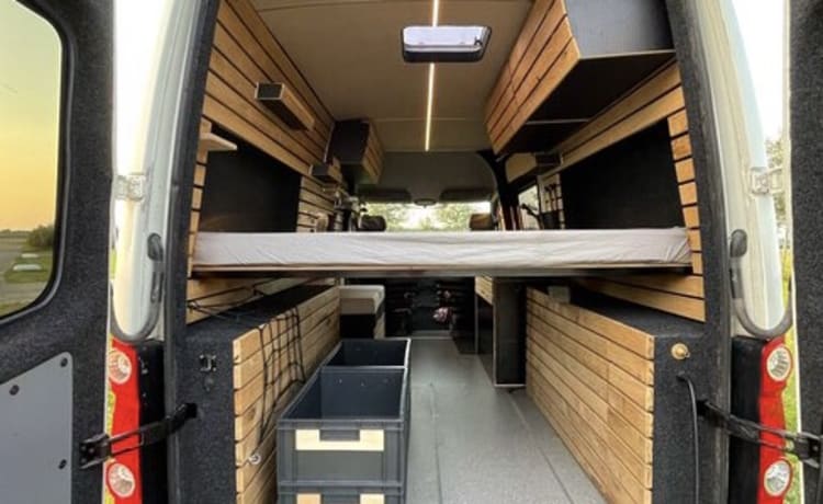 Kai – Tough off-grid Volkswagen Crafter Bus camper