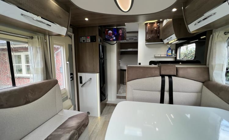 LUXE Ruime 4-Persoons Camper☀️(met airco, tv en complete inventaris)