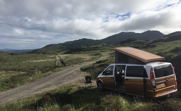 Oorcamper – 2-bed Mercedes campervan 