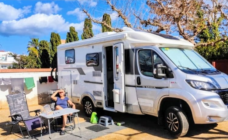 Vakantiemaatje – Adria Compact Plus SL automaat camper half geïntegreerd 2 persoons uit 2019