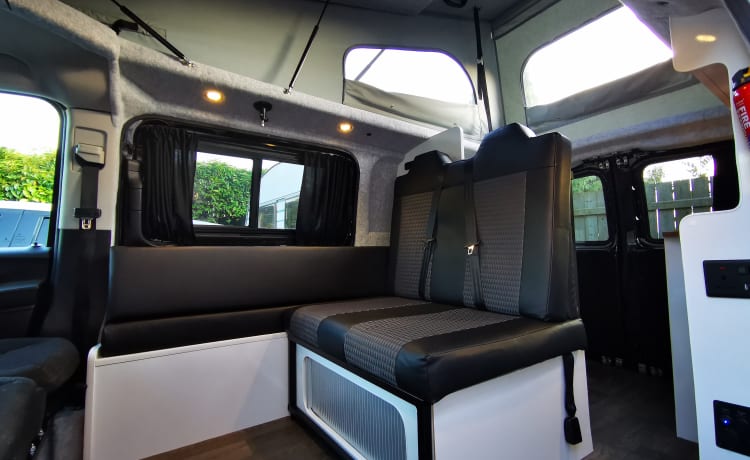 Mercedes Campervan mit Aufstelldach mit großer Küche + Toilette