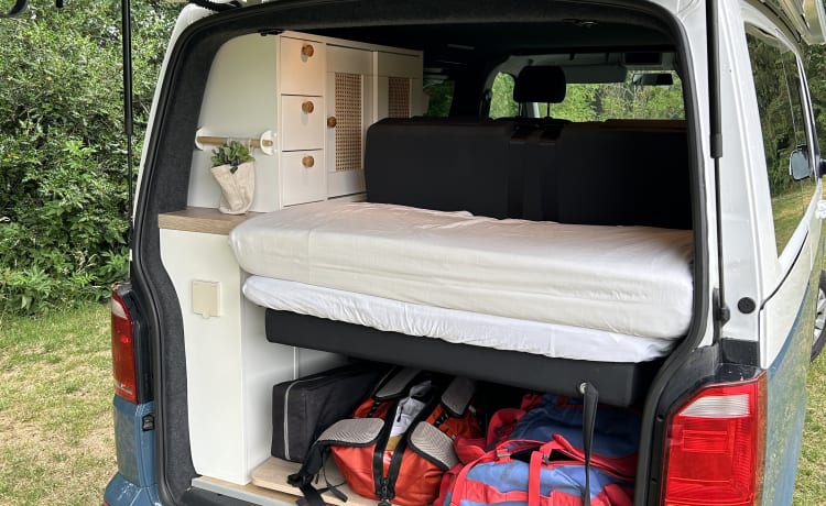 Vanny Blue – Luxuriöser und attraktiver VW-Wohnmobil Woodpecker – 4 Personen