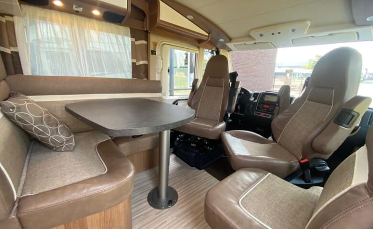 Luxe Familie Carthago integraal camper uit 2019 - 4 pers