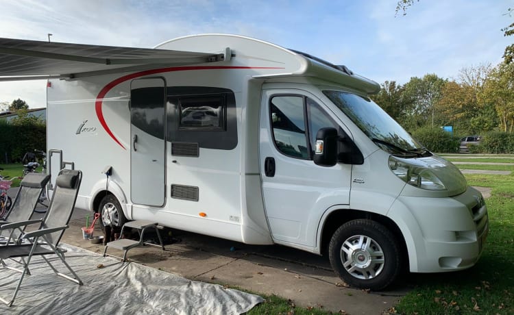 De Ixeo – Neat complete family camper for rent Burstner Ixeo