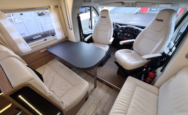 Luxurious 4-person Pilote P746C automatic transmission for rent!