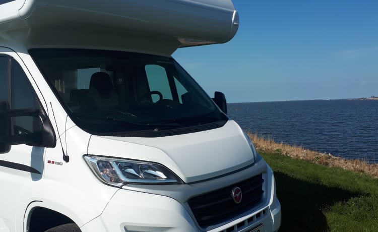 Camper 2 – Camping-car familial Pilote 6 personnes spacieux et luxueux avec Playstation et TV LED !