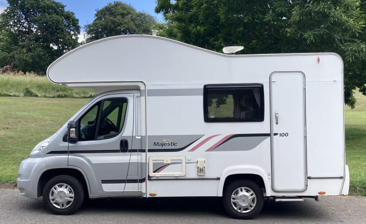 Elvis  – 2012 Elddis Majestic 100 met 4 slaapplaatsen