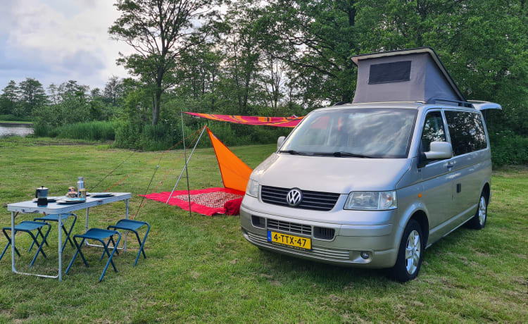 Goldie – Volkswagen T5 2 slaapplaatsen 5 zitplaatsen