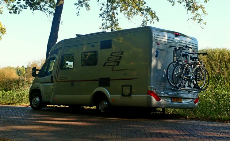 With this sporty camper the journey is the goal.