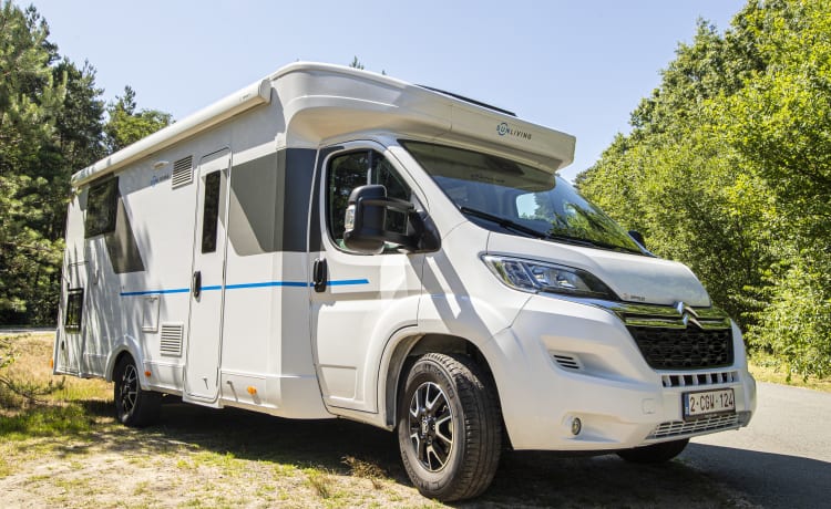 Ittercampers – 6p Sun Living semi-integrated uit 2022