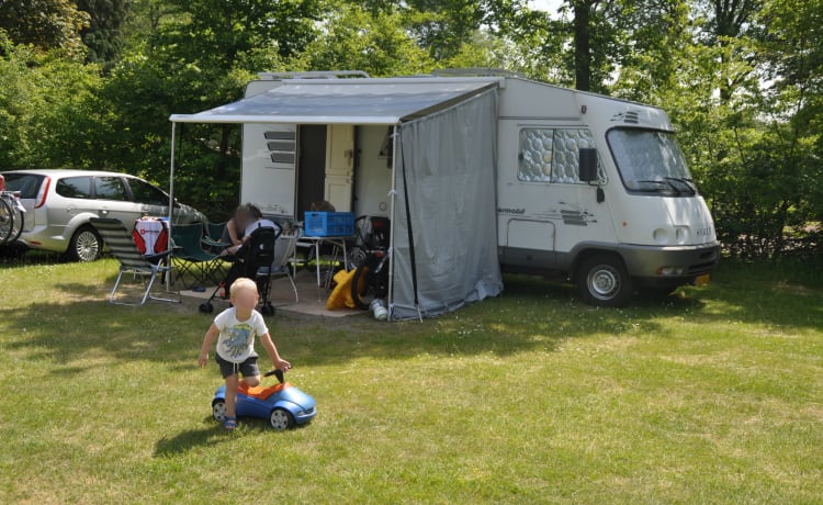 Hymer spacieux pour 4-5 personnes (très adapté aux jeunes familles)