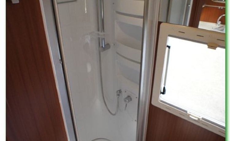 EcoVip Camper – Super luxury spacious family camper, beautiful Italian interior with air conditioning!