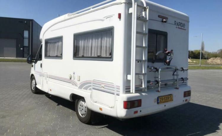 Luxurious manoeuvrable two-person motorhome