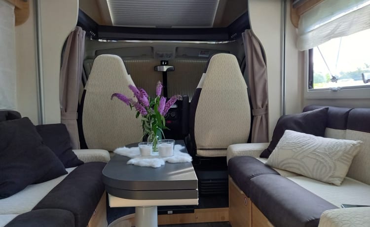 NEW - Luxury motorhome 2P to 4P