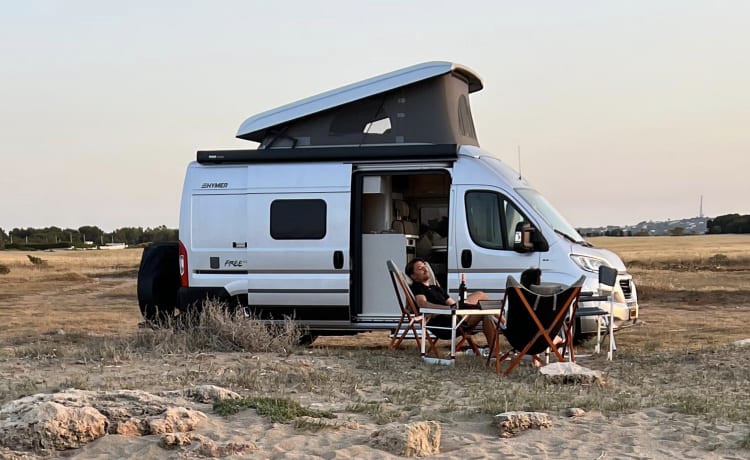 Freeda  – Adventurous, luxurious Hymer bus camper (4P)