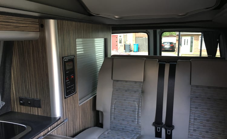 Mavis – Schöner umgebauter VW T5.1 Transporter 4 Schlafplätze