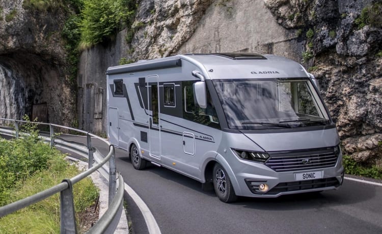 Adria Sonic Supreme 700 DL – 4p Adria Mobil intégré à partir de 2024