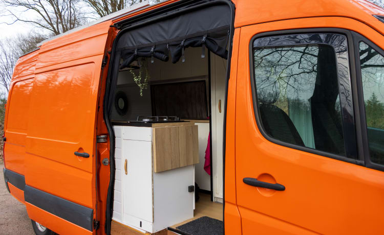 Orange – VW Crafter, camping-car hors réseau très spacieux, confortable et luxueux.