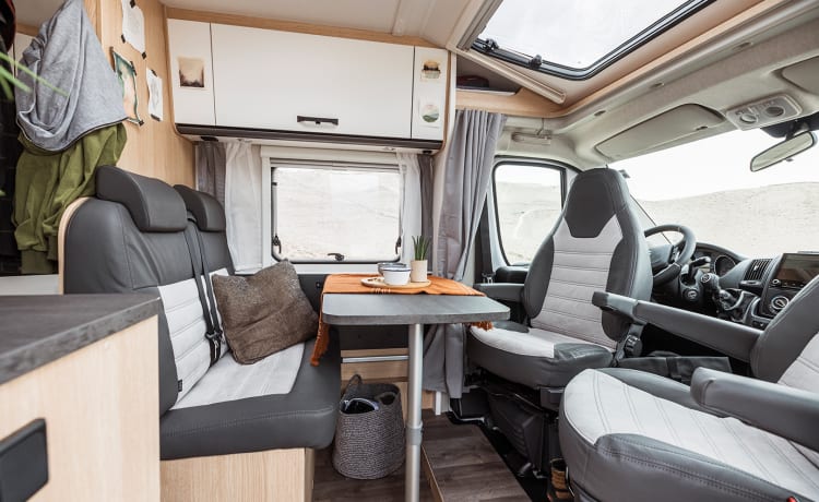 Luxe Sunlight V66 Adventure, semi-integrated camper