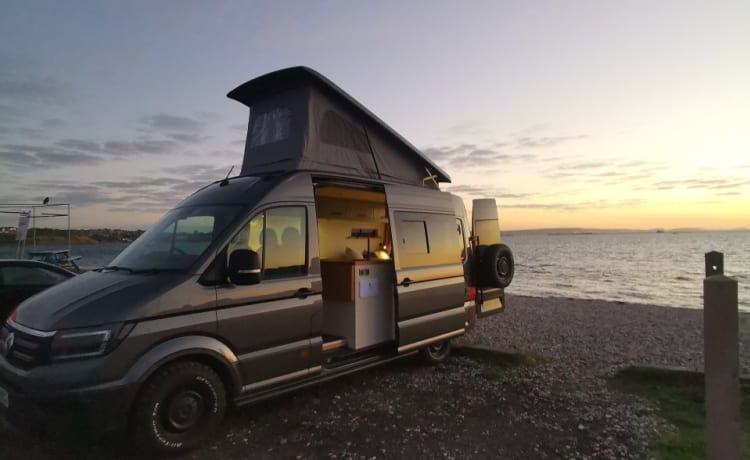 Simon – Volkswagen Crafter Luxus-Wohnmobil mit 4 Schlafplätzen