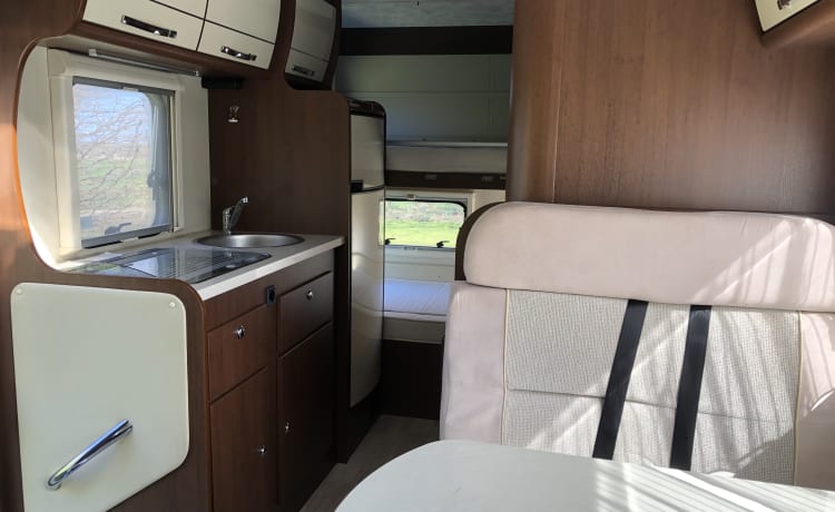 Luxurious spacious 6 person family camper with air conditioning (2x), garage and inventory.