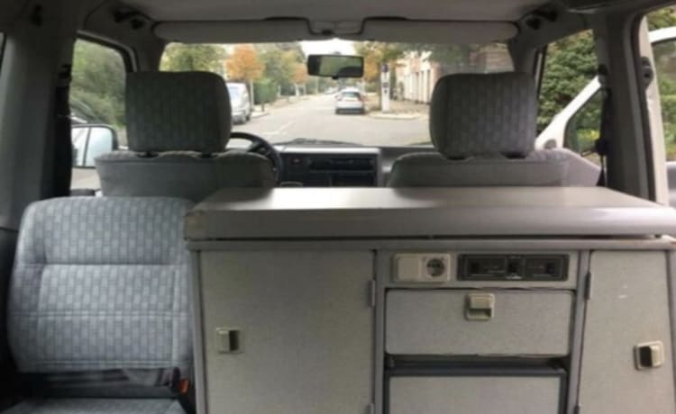 “De Witte Bus” – VW T4 Maxivan verhoogd