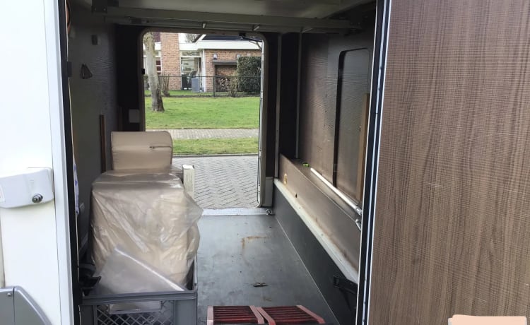 Young, luxury, 6p. camper 20 extra horsepower, large beds, air conditioning front and rear