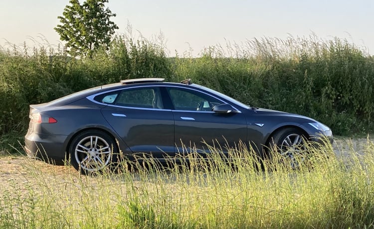 Markus – Recharge gratuite dans toute l'Europe avec cette Tesla Model S D85 de 2015