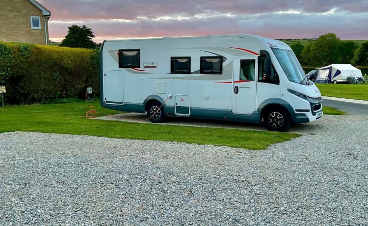 Beau camping-car de luxe entièrement équipé.