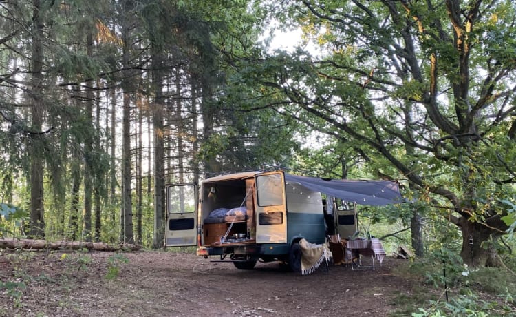 Columbuz  – Stoere oud-Rode Kruis bus uit 1985