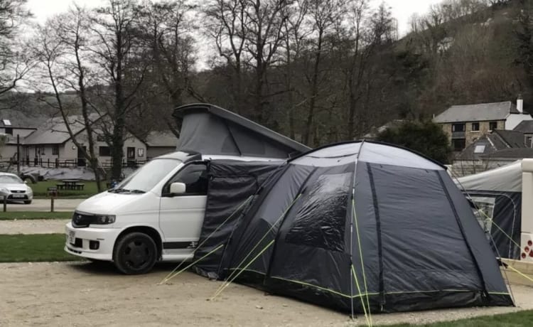 Baz – Mazda-camper op maat met 4 slaapplaatsen
