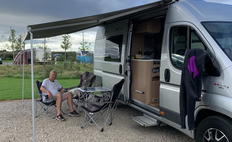 Our van  – Adria Sunliving Wohnmobil mit 2 Schlafplätzen. Sehr geringe Kilometerleistung