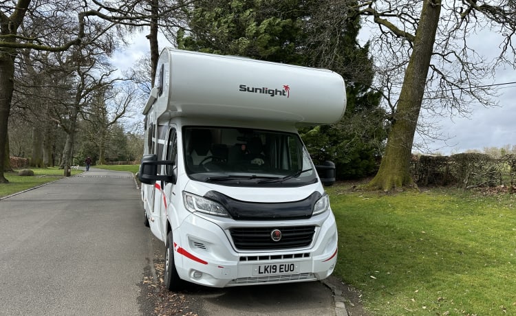 HARRY – Sleep 4 in comfort and luxury in our Sunlight A68 (2019)