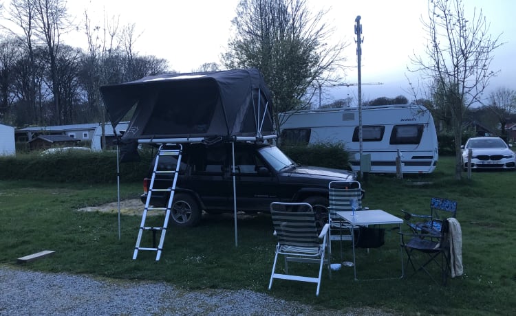 Black Beauty – Jeep Cherokee met Yuna Family rooftoptent