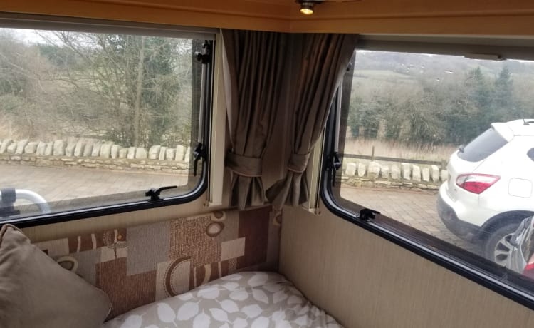 Nicky – Avventura e comfort in 'Nicky' il camper di lusso con 6 posti letto!