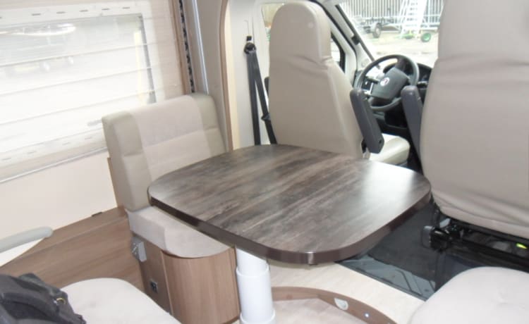 Bellissimo camper di lusso per famiglie Challenger Prium XG con motore potente