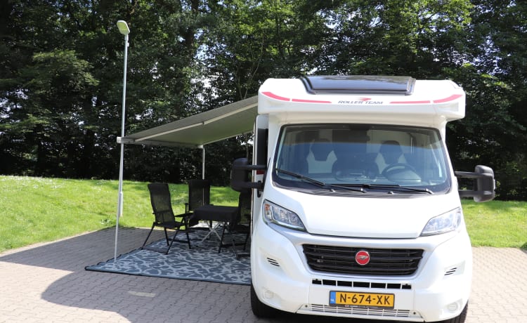 Roadhouse camper naam roadsurfer – 4p Roller Team semi-integrated uit 2021