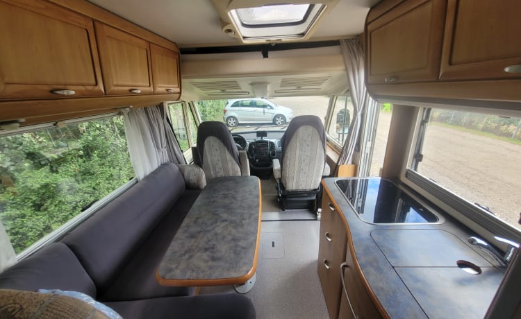 Campervriend – Beau grand camping-car avec air climatisé, grand auvent et beaucoup d'espace de rangement.