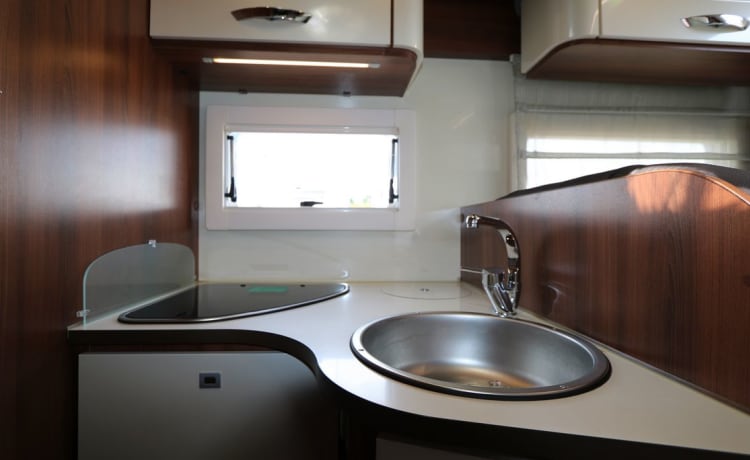 McLouis Sovereign 78 – Zeer luxe, moderne 5 persoons camper, vrijheid met echt comfort