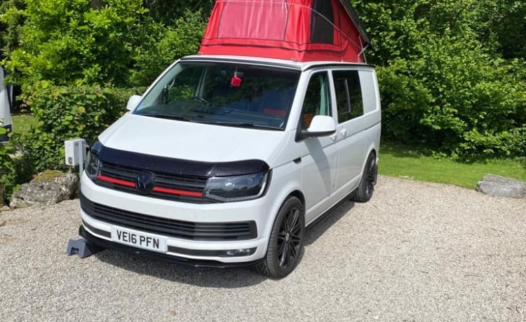 Oska – Atemberaubender VW T6 Campervan mit 4 Schlafplätzen